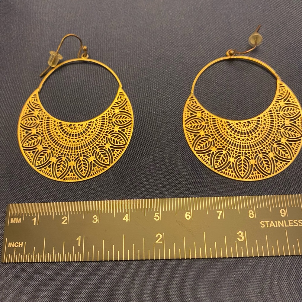Filigree gold tone hoop dangle earrings - Picture 6 of 6